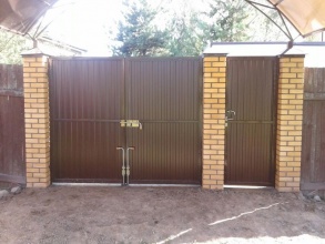 профнастил с распашными воротами - пример 11 фото в Клину