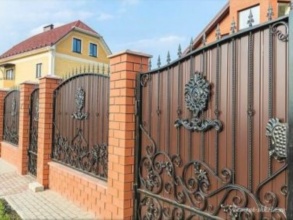 Кирпичный забор с ковкой  150 метров фото в Клину