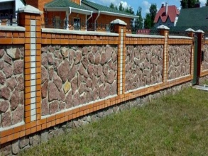 Кирпичный забор с камнем 12 метров фото в Клину