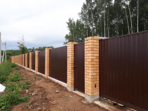 Кирпичный забор на ленточном фундаменте 12 метров фото в Клину