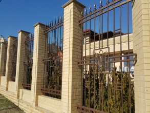 Кирпичный забор с ковкой  10 метров фото в Клину