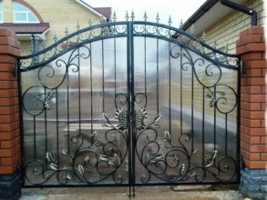 Распашные кованые ворота - пример 6 фото с установкой
