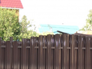 Забор из евроштакетника на ленточном фундаменте 10 метров фото в Клину